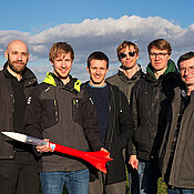 Gruppenbild mit Rakete: Dennis Kaiser, Tobias Knapp, Ludwig Lüchtrath, Tom Baumann, Tobias Greiner und Professor Hakan Kayal (v.l.).
